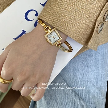 2022 нови дамски часовници със златен гривната, ретро модерен квадратен циферблат, инкрустиран с диаманти, малки и модерен за влюбени